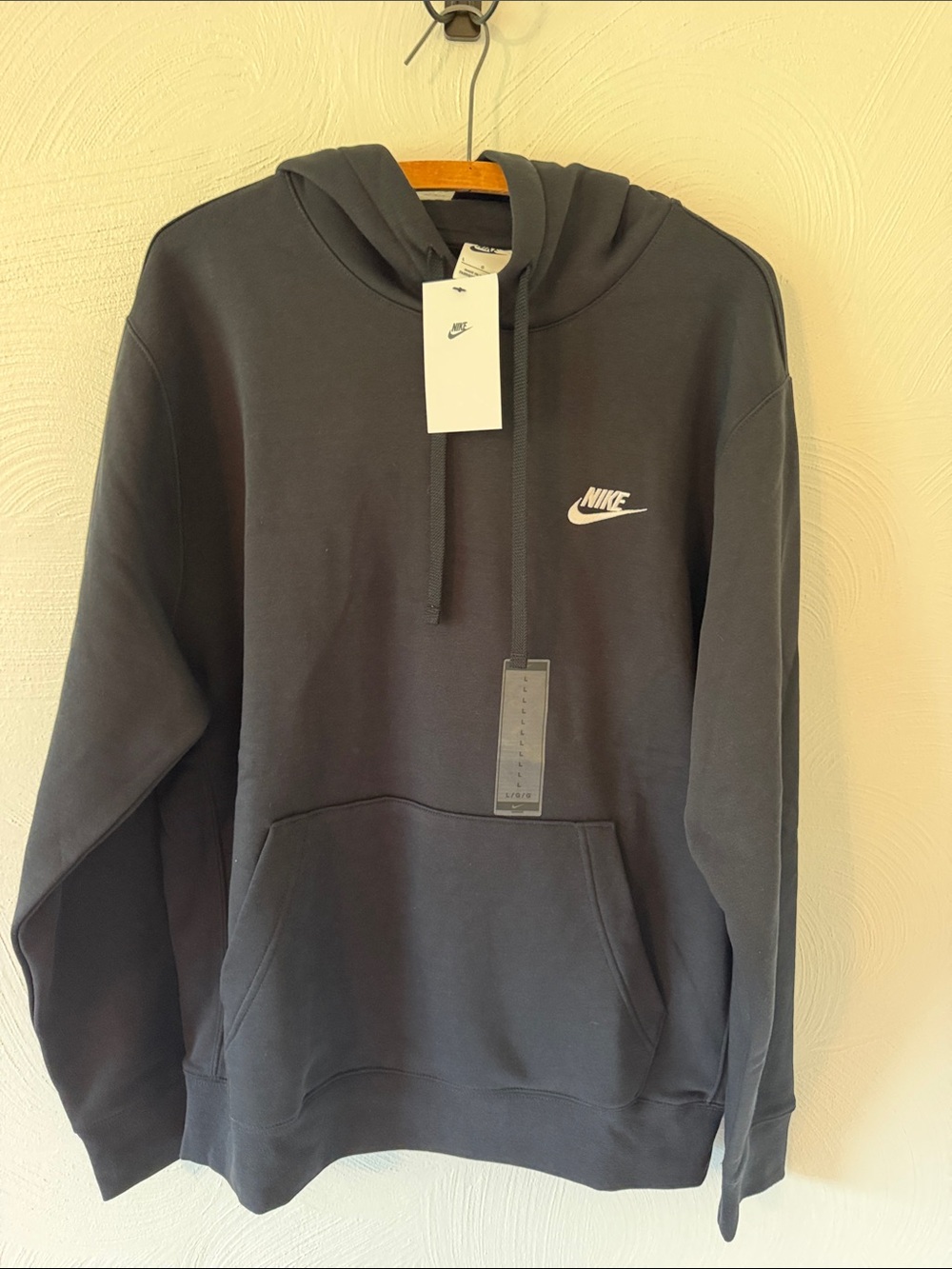 Nike Men’s NWT Black Hoodie with White Swoosh. Size Large.